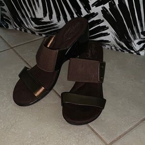 Dexflex Comfort Brown Sandals with Leather Finish